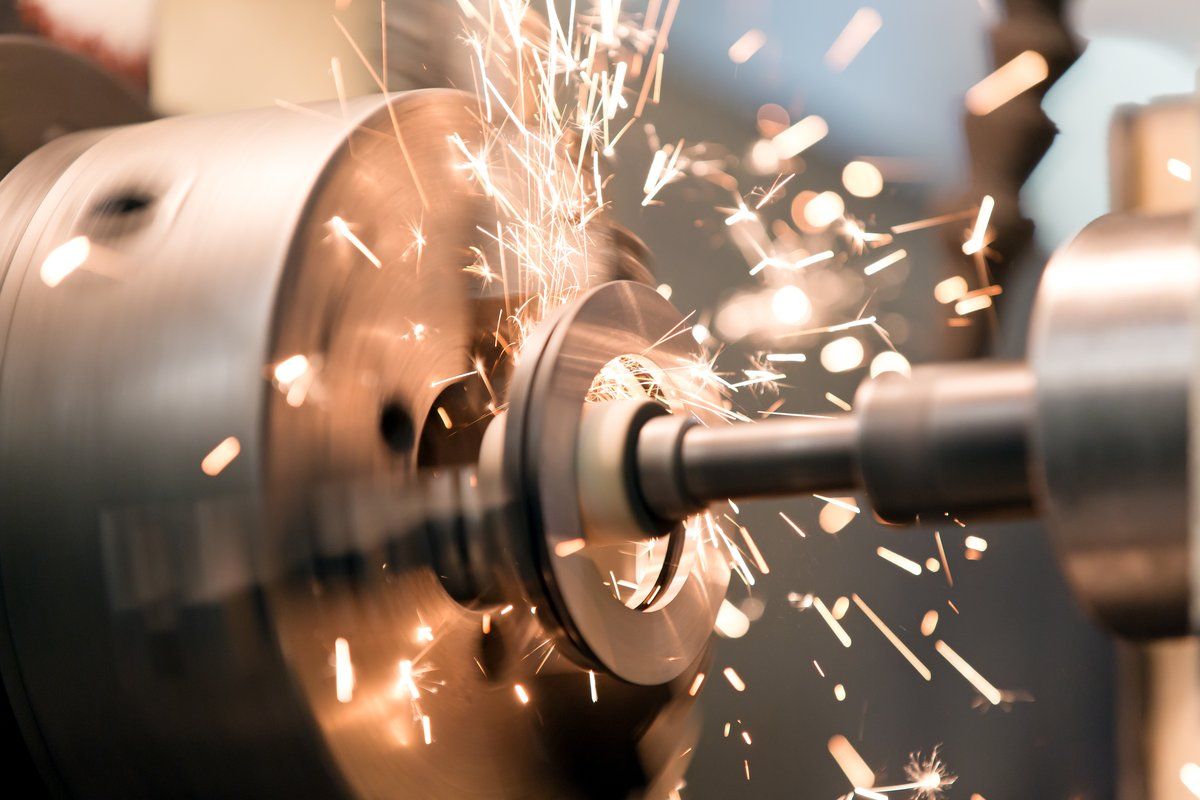 Metallbearbeitung an einer Drehmaschine mit Funkenflug