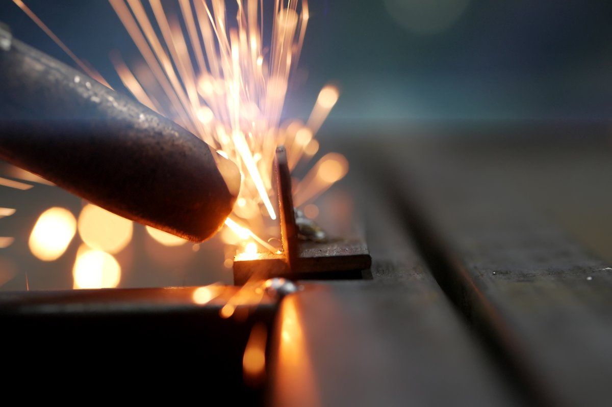 Nahaufnahme Schweißvorgang mit Funken an Metallprofilen